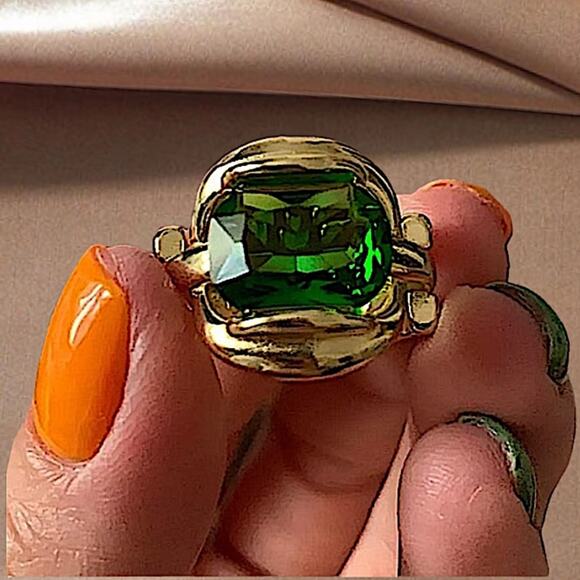 Gold 18k plated emerald green adjustable resizable ring - Picture 3 of 16
